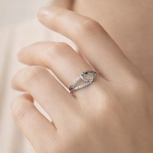 Interlinked stone band ring