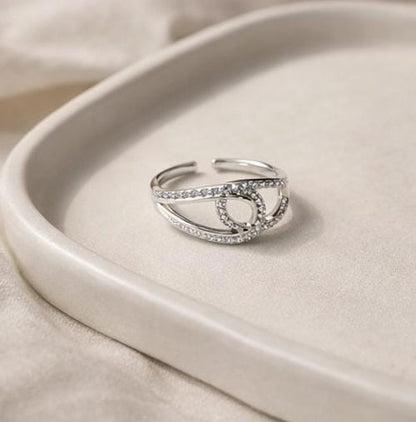 Interlinked stone band ring
