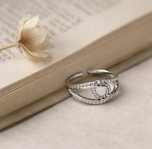 Interlinked stone band ring